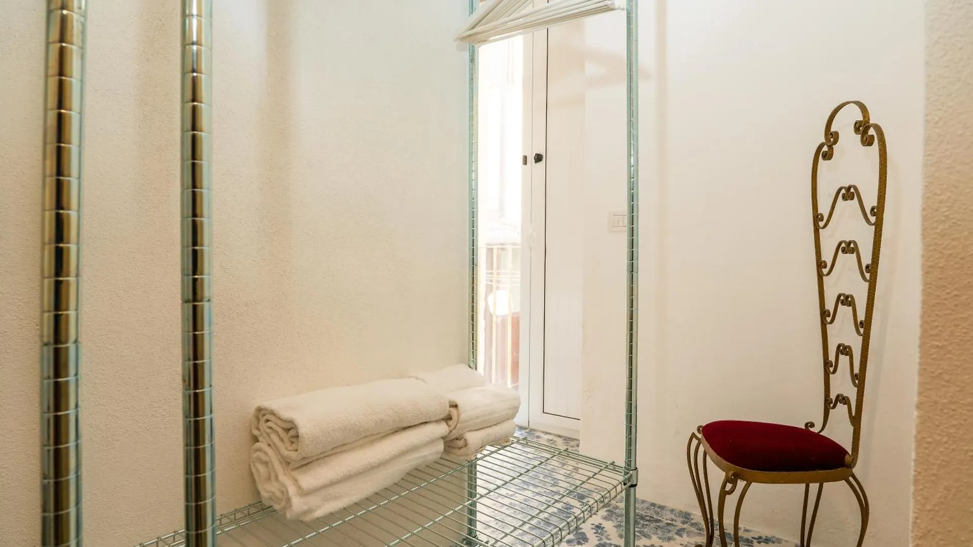 Ortigia Courtyard Apartment By Ortigia Apartments Syracuse