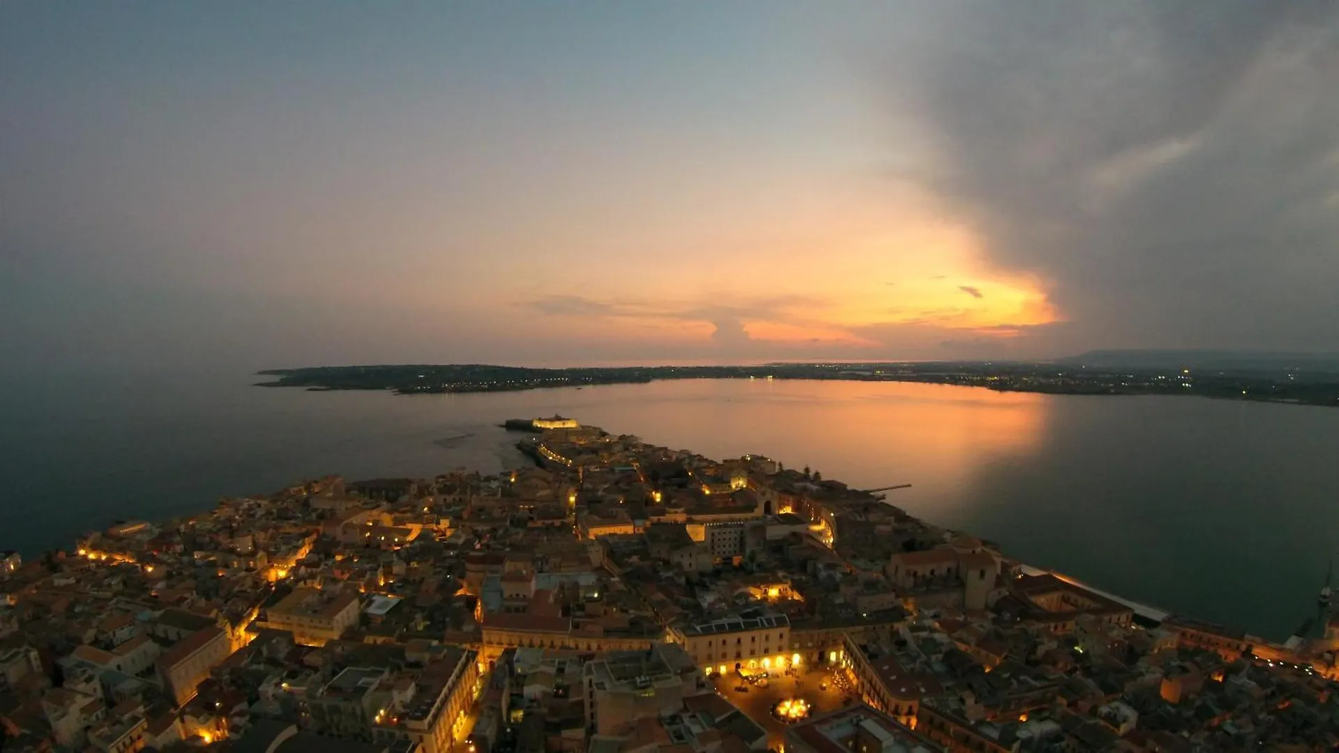 Ortigia Courtyard Apartment By Ortigia Apartments Syracuse Italy